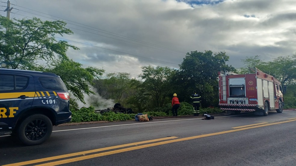 Caminhão saiu da pista na BR-226 no Oeste potiguar — Foto: PRF/Divulgação