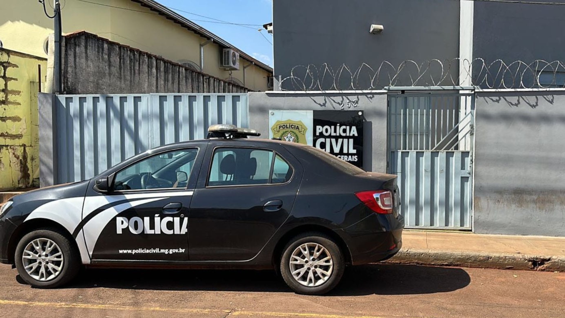 Avó é investigada por maus-tratos ao colocar netos ajoelhados em grãos de feijão em MG 