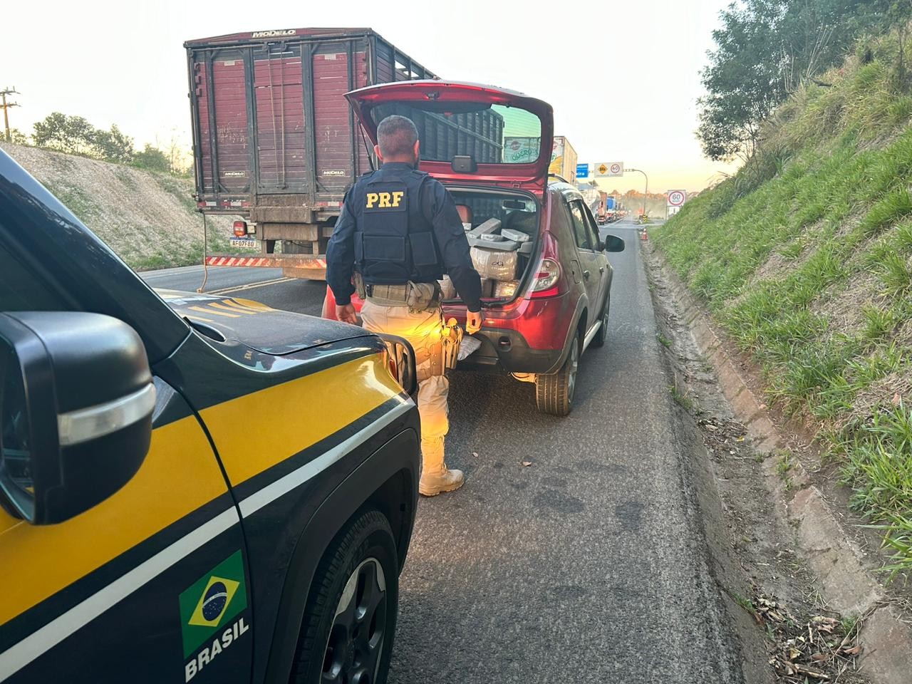 Adolescente é pega com mais de 160 kg de maconha no Paraná, diz PRF