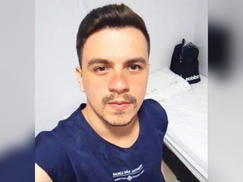 Iago Oliveira de Pinho, de 28 anos, que está foragido, usava o CRM de um médico de Fortaleza para fazer os atendimentos ilícitos na cidade de Independência. — Foto: Arquivo pessoal