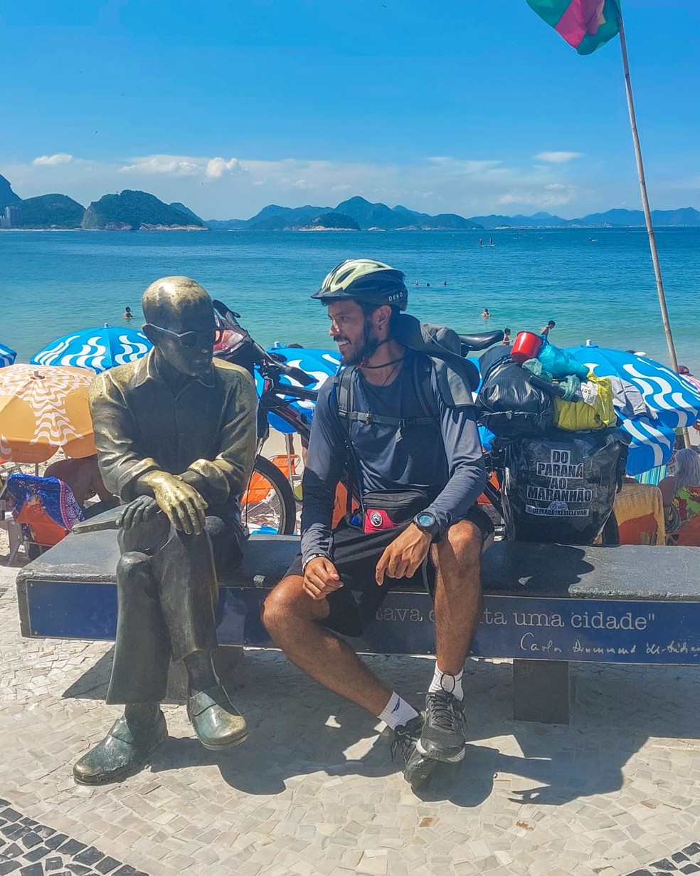 Maruan Matheus Moreira tem 26 anos e está viajando do Paraná ao Maranhão de bicicleta, pelo litoral brasileiro — Foto: Arquivo pessoal