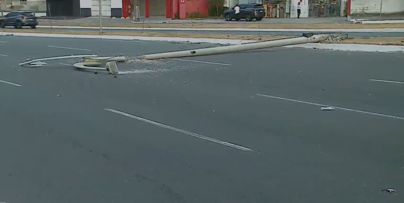 Acidente derruba poste e bloqueia faixas na Avenida Colares Moreira, em São Luís