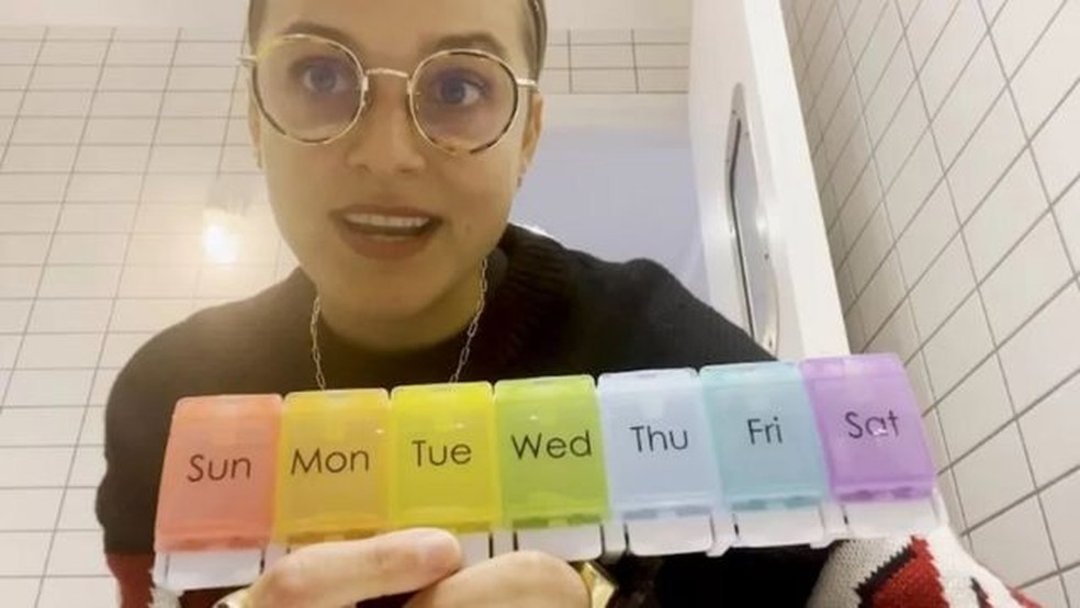 ‘Tomo minha medicação religiosamente’, afirma Rosie Viva. — Foto: Channel 4/via BBC