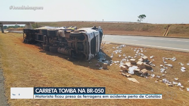 Motorista fica preso s ferragens em acidente perto de Catalo