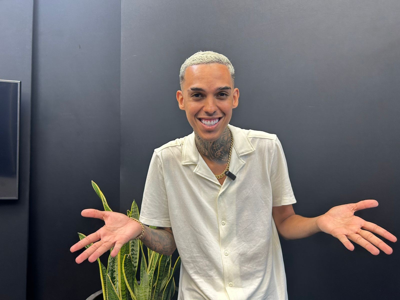 'Trabalha no SAC, é, mãe?': cantor de pagode baiano viraliza com trava-língua nas redes sociais