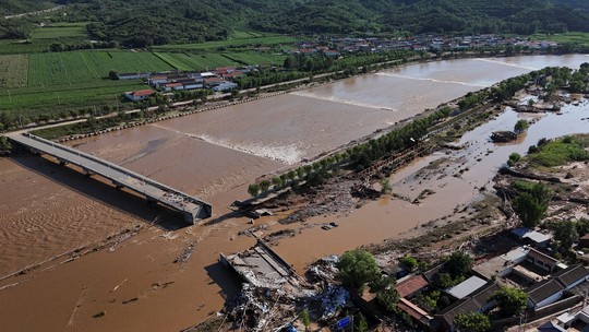 Tempestades deixam 30 mortos em Pequim; VÍDEO mostra destruição causada por enchentes - De acordo com a mídia estatal, mais de 80 mil pessoas foram retiradas da cidade.