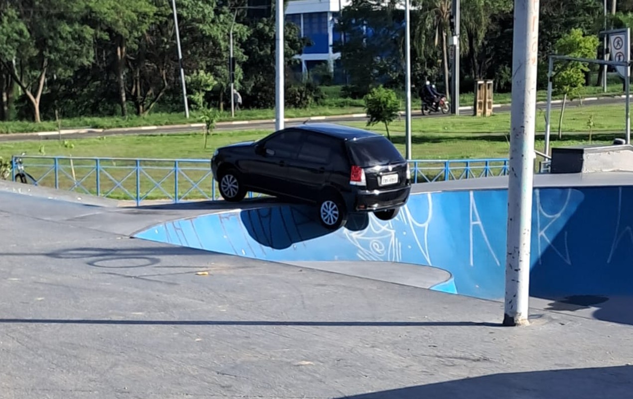 Carro amanhece 'enroscado' em pista de skate em Sorocaba; prefeitura tenta achar dono