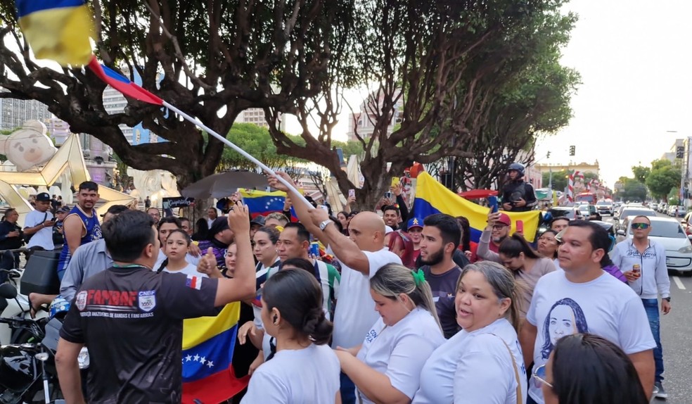 Venezuelanos se reúnem em Manaus após ataques dos EUA — Foto: Ronaldo Lima