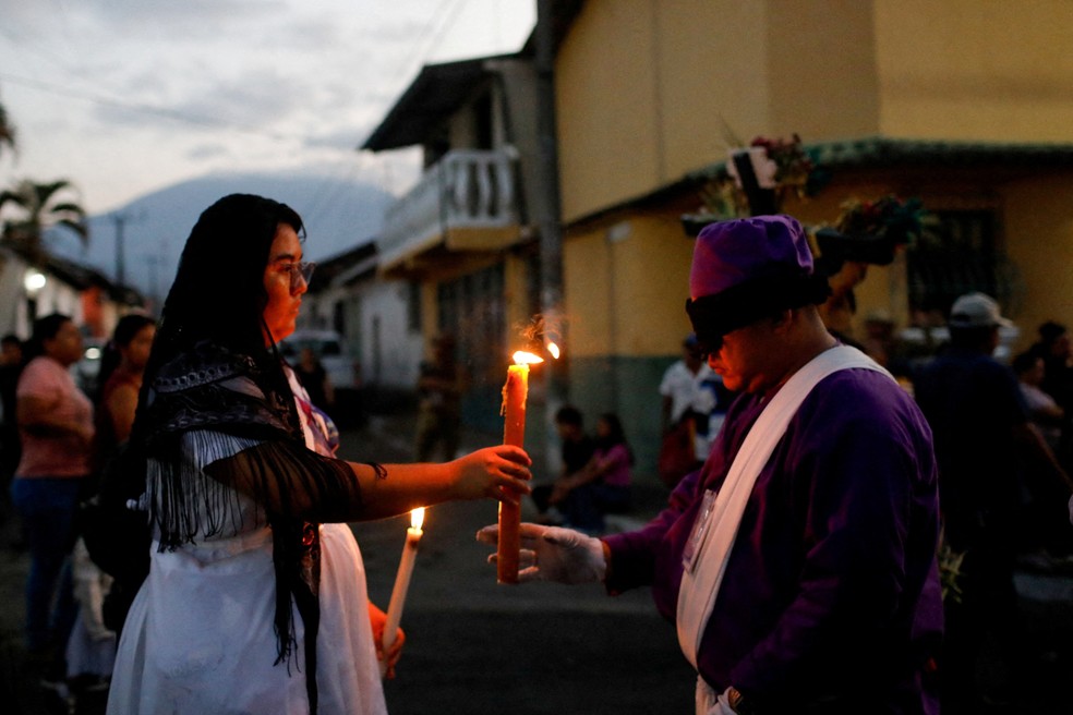 Fiéis participam de cerimônia da Semana Santa em Izalco, em El Salvador — Foto: Jose Cabezas/Reuters