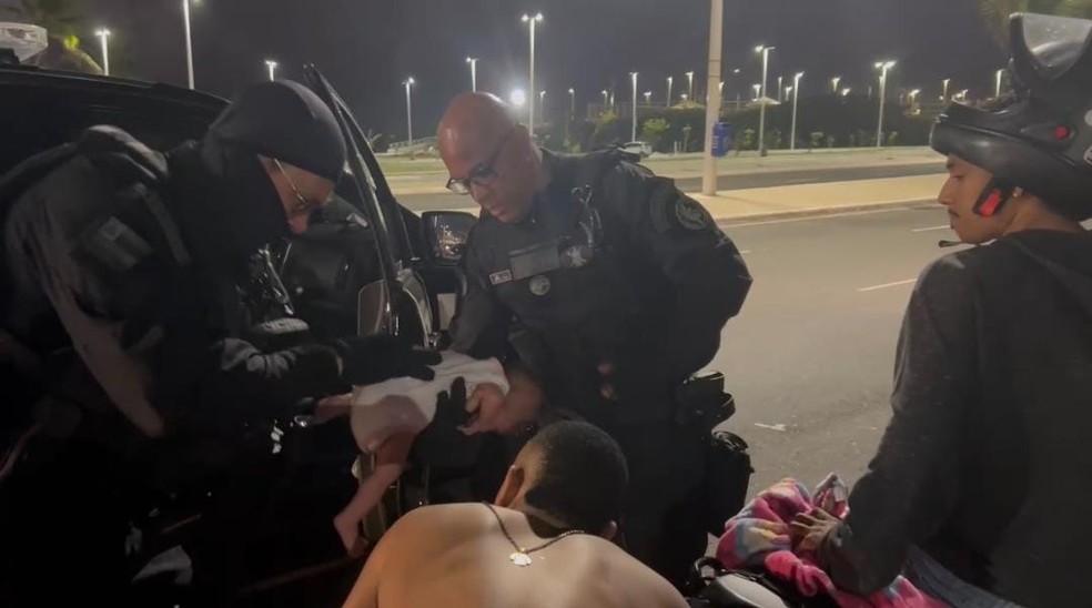Policiais salvam recém-nascida que se engasgou — Foto: Divulgação/Polícia Civil