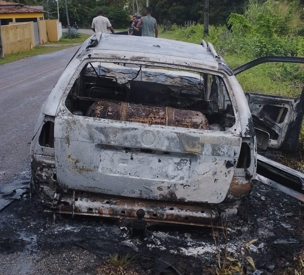 População ateia fogo no veículo que atropelou casal no interior do RN — Foto: Reprodução