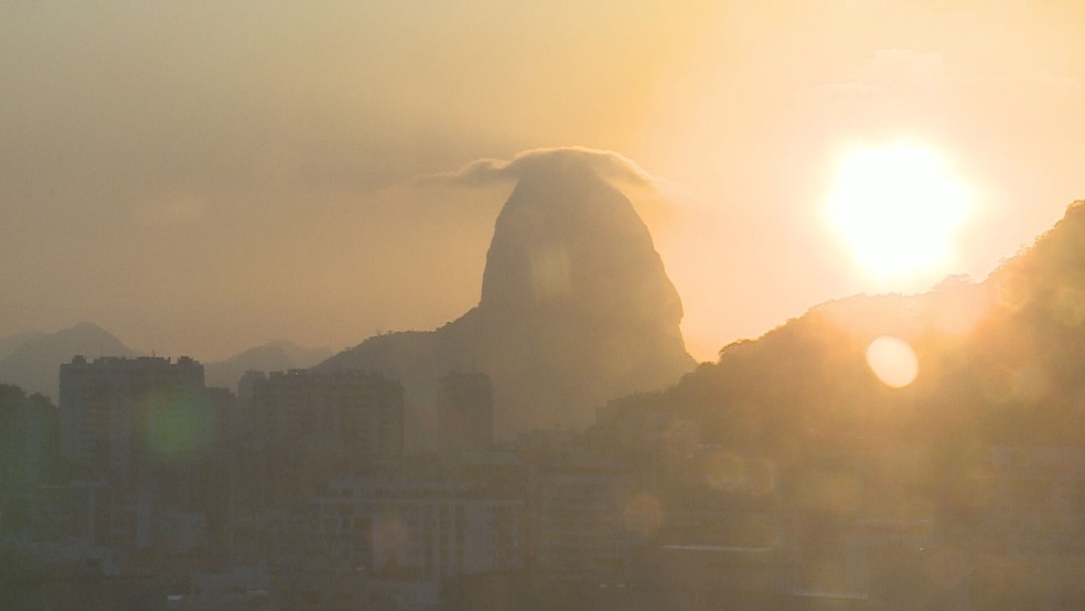 Nuvem lenticular sobre o Pão de Açúcar — Foto: Reprodução/TV Globo