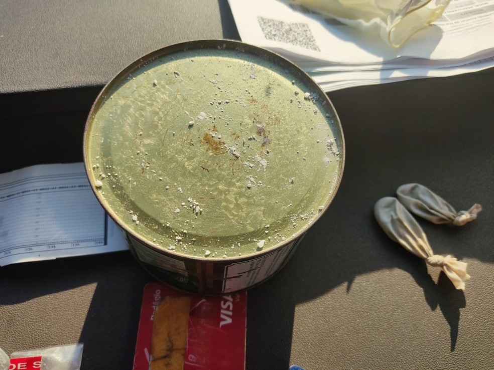 Resquícios de cocaína foram localizados no interior do veículo. — Foto: Divulgação/PRF