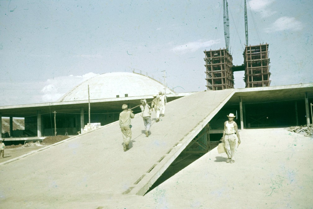 Candangos trabalhando na construção do Congresso Nacional, na década de 50 — Foto: Arquivo Público do Distrito Federal