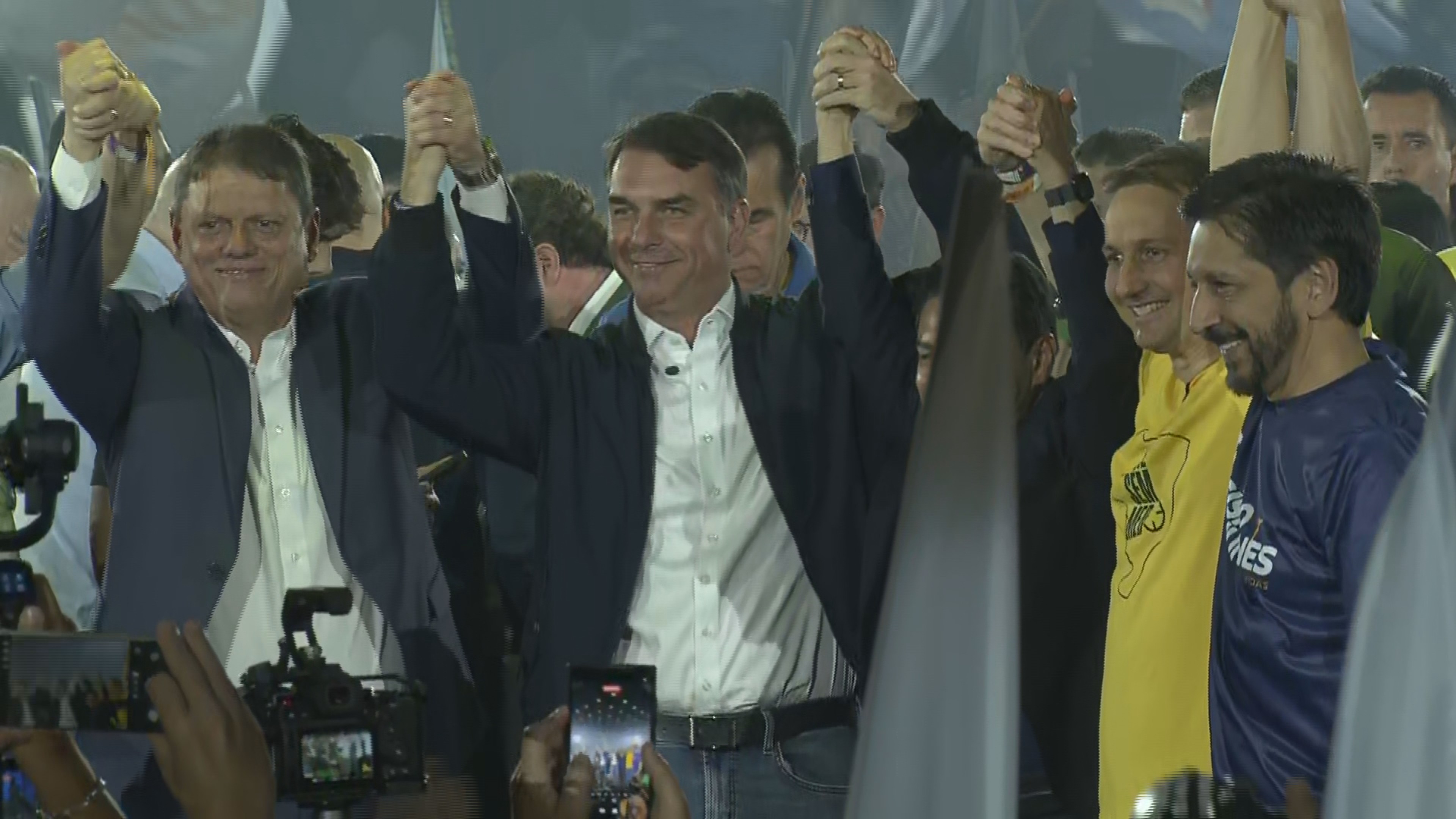 Tarcísio lança candidatura à reeleição em SP com Flávio no palco e elogios