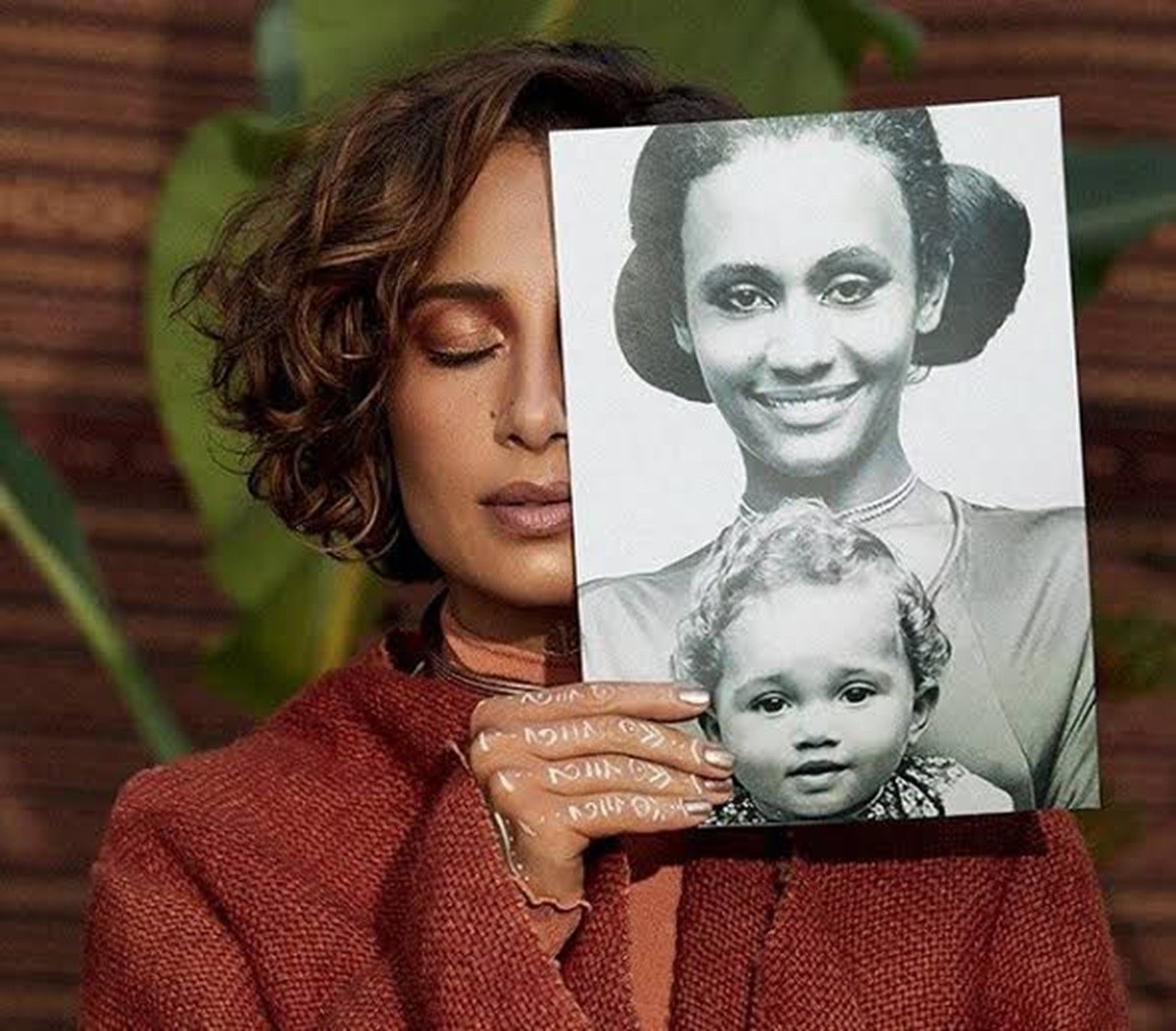 É #FAKE que foto antiga mostre Camila Pitanga loira no colo da mãe; imagem foi manipulada por inteligência artificial 