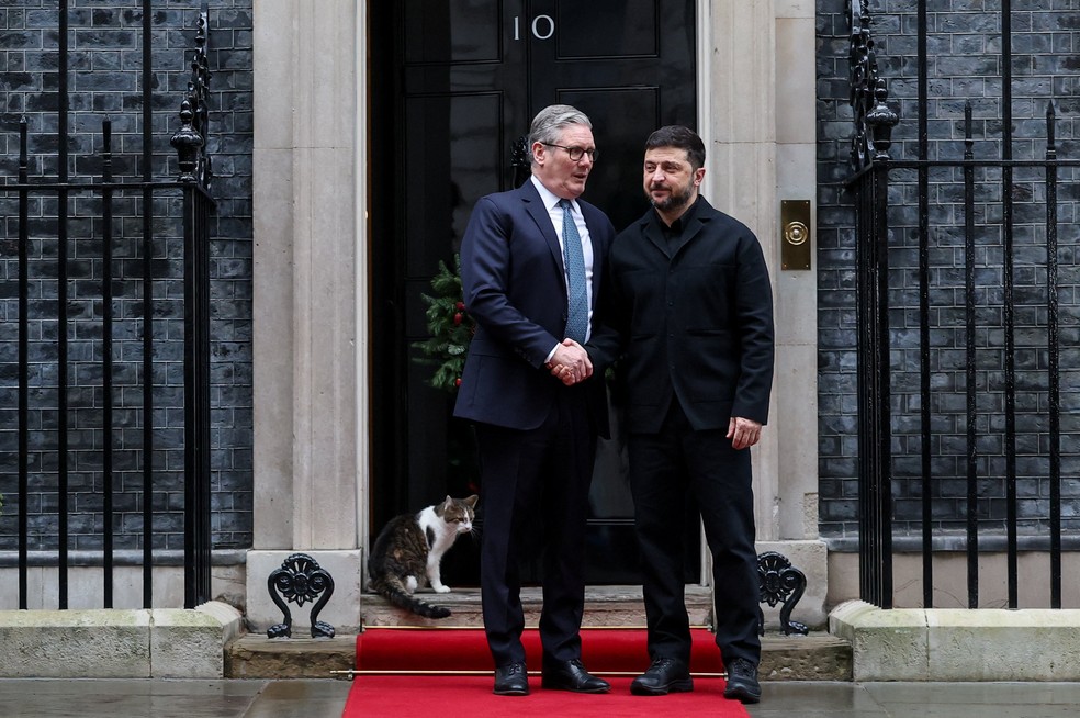 Gato Larry aparece durante recepção do premiê do Reino Unido, Keir Starmer, ao presidente ucraniano, Volodymyr Zelensky, na residência oficial do governo britânico em 8 de dezembro de 2025. — Foto: REUTERS/Toby Melville/Pool