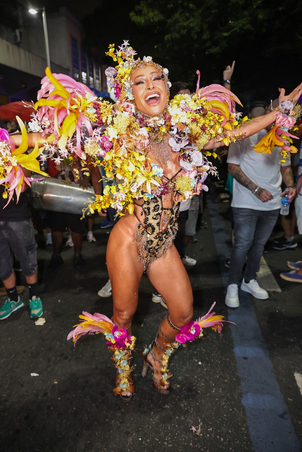 Sabrina Sato no ensaio da Vila &mdash; Foto: Anderson Bord&ecirc;/AgNews