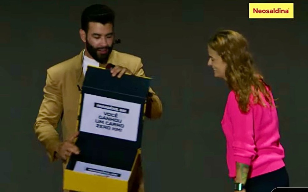 Gusttavo Lima presenteia fã com carro no São João 2024 de Campina Grande — Foto: Reprodução/Sua Música