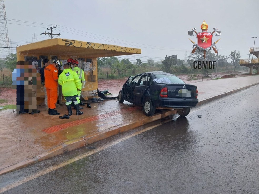 Carro bate em parada de ônibus e deixa uma pessoa morta no DF — Foto: Divulgação/CBMDF