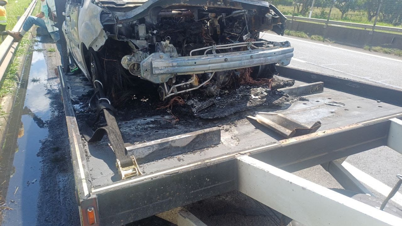 Carro em pane pega fogo após ser removido na Via Dutra, em Resende