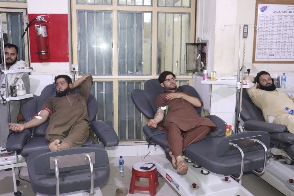 Afegãos doam sangue para as vítimas de um terremoto que matou centenas de pessoas e destruiu diversas aldeias no leste do Afeganistão, no Hospital Regional de Nangarhar, em Nangarhar, segunda-feira, 1º de setembro de 2025. — Foto: Ministério da Saúde Pública do Afeganistão via AP