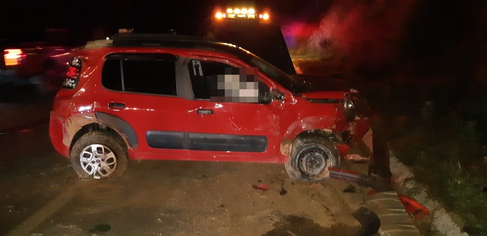 Motorista de 21 anos morre após tombar carro e ser arremessado parcialmente do veículo na BR-459 — Foto: Divulgação/Polícia Rodoviária Federal 