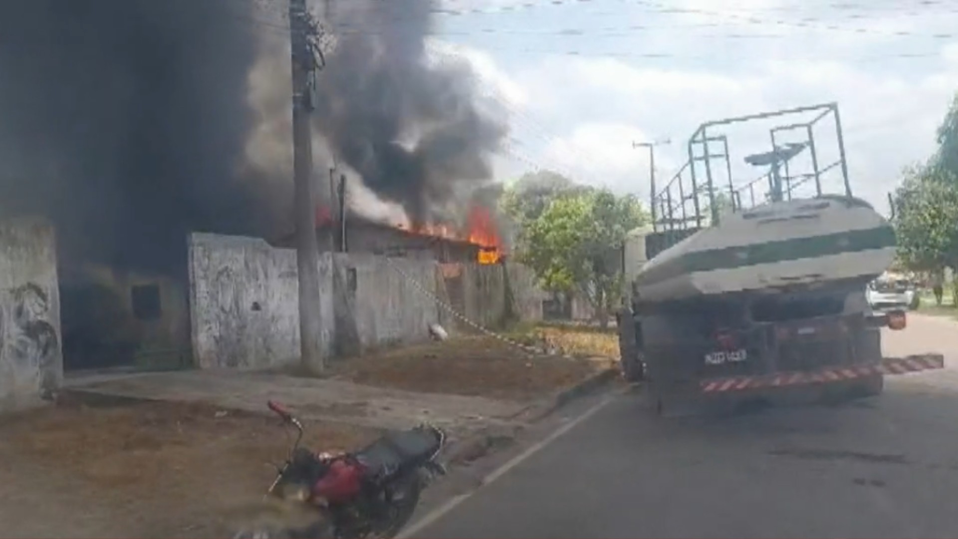 Incêndio em casa no interior do PA provoca fogo alto e fumaça densa