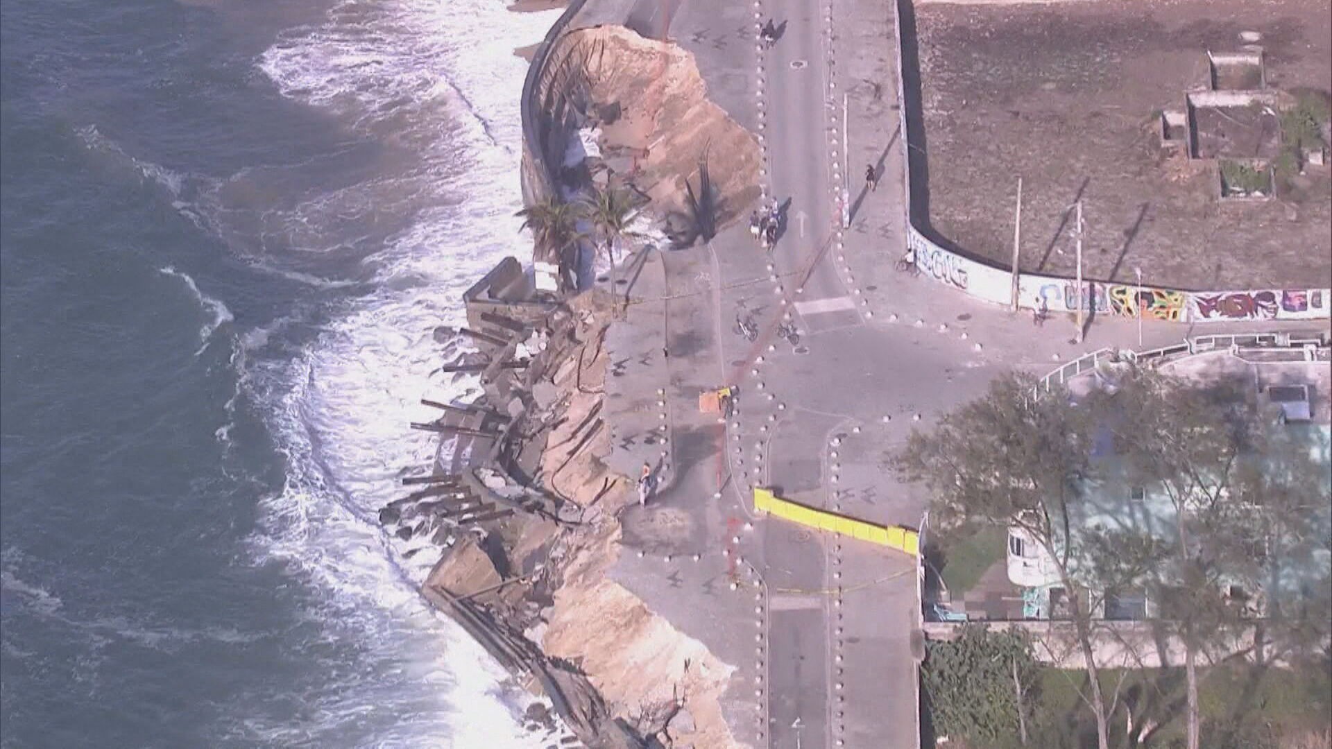 Mar avança e reduz faixa de areia na Praia da Macumba, no Recreio dos Bandeirantes