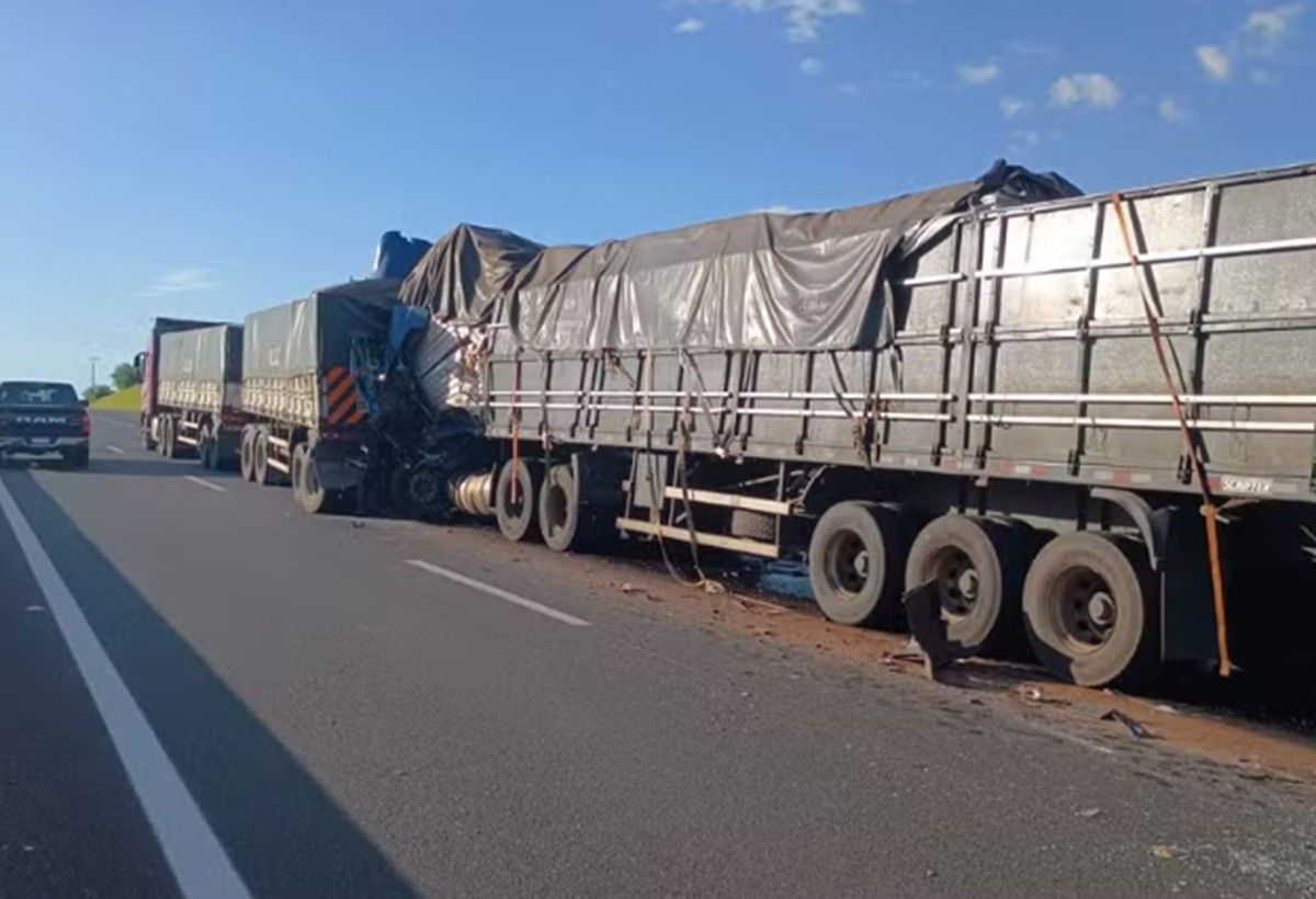 Carreta bitrem tomba e espalha 10 toneladas de milho na BR-356, em Itaperuna