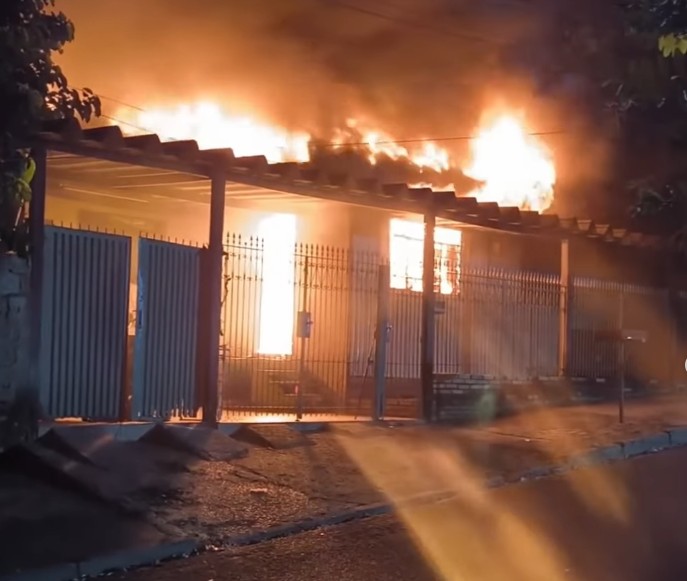 Casa de madeira é completamente destruída por incêndio durante a madrugada, na Vila Comercial