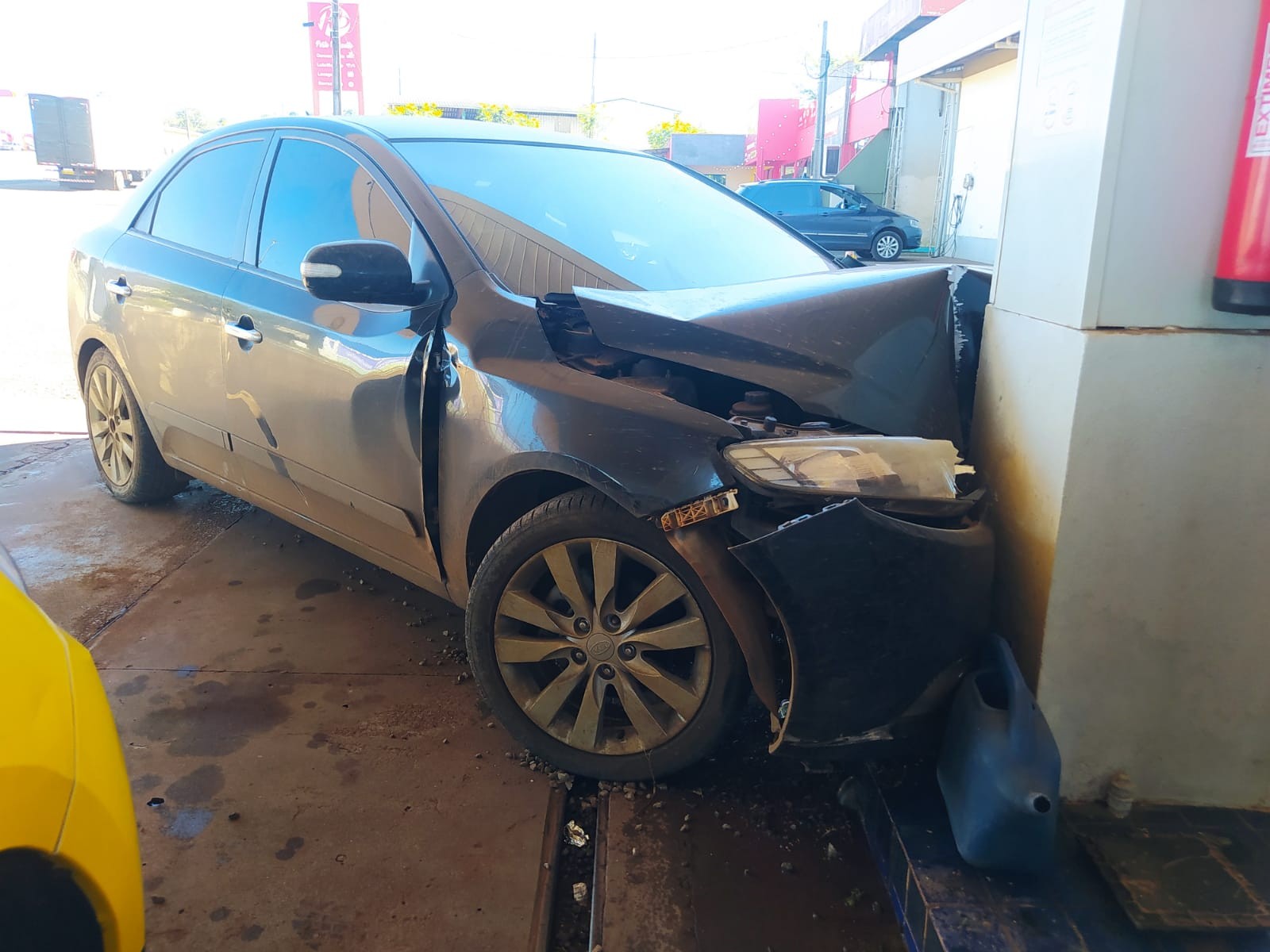 VÍDEO: suspeitos de roubo batem carro contra posto de combustíveis em perseguição policial no Paraná