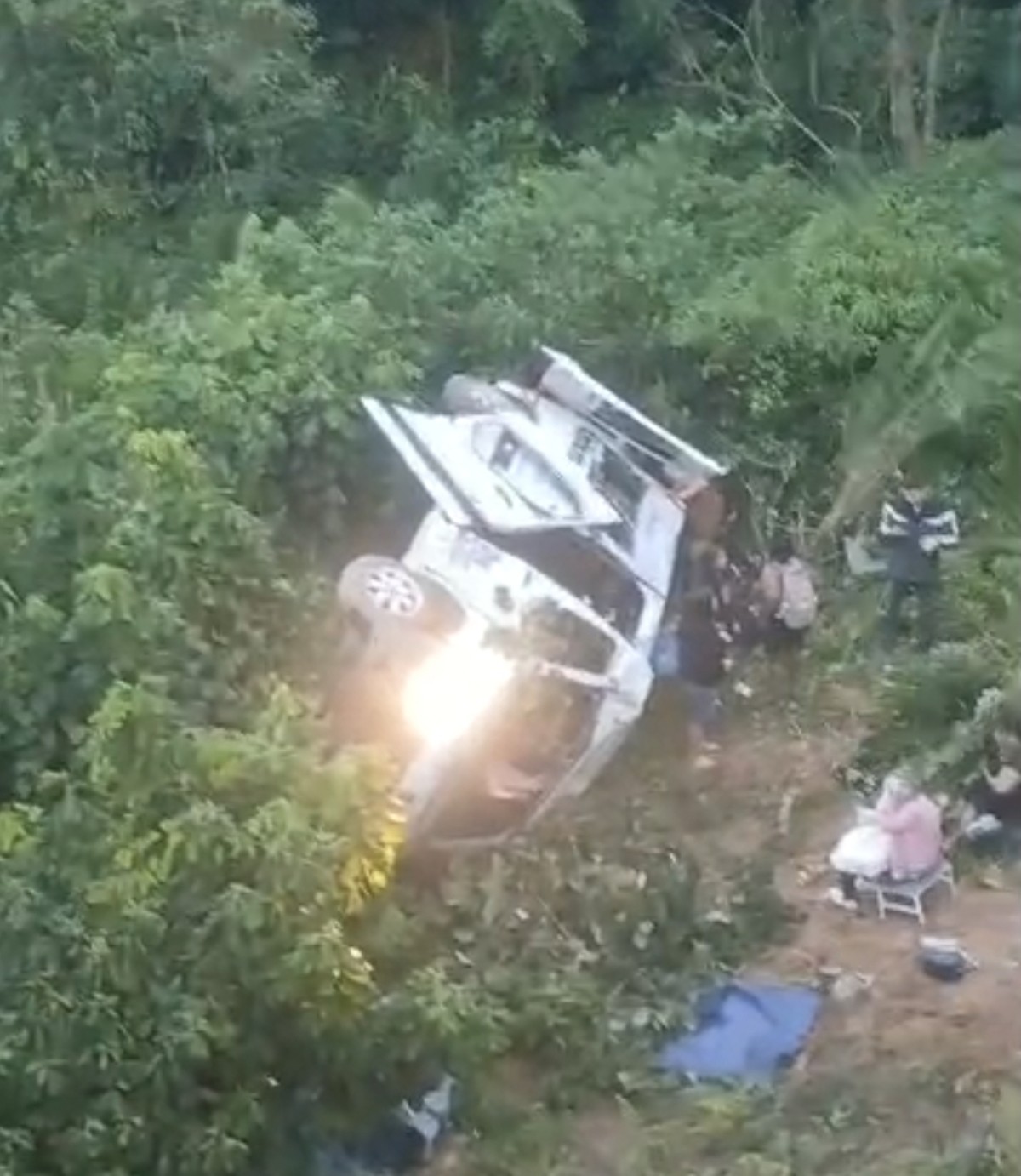 Van cai em ribanceira e deixa 11 feridos em Angra dos Reis