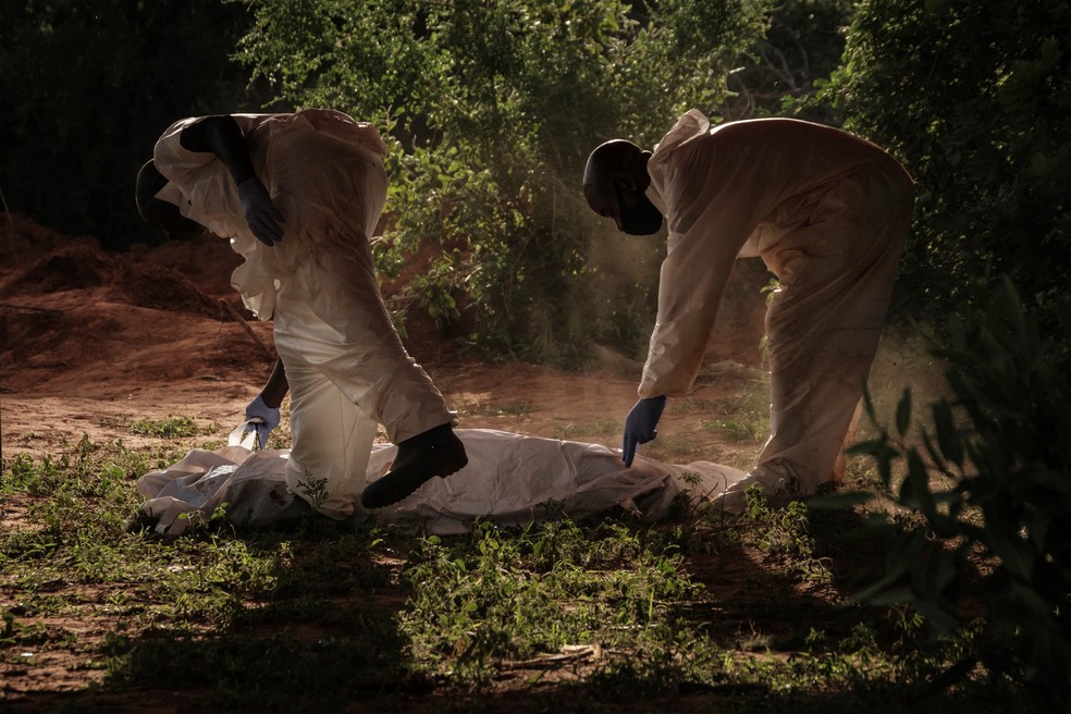 Exumação de corpos no Quênia, em abril de 2023 — Foto: Yasuyoshi Chiba / AFP