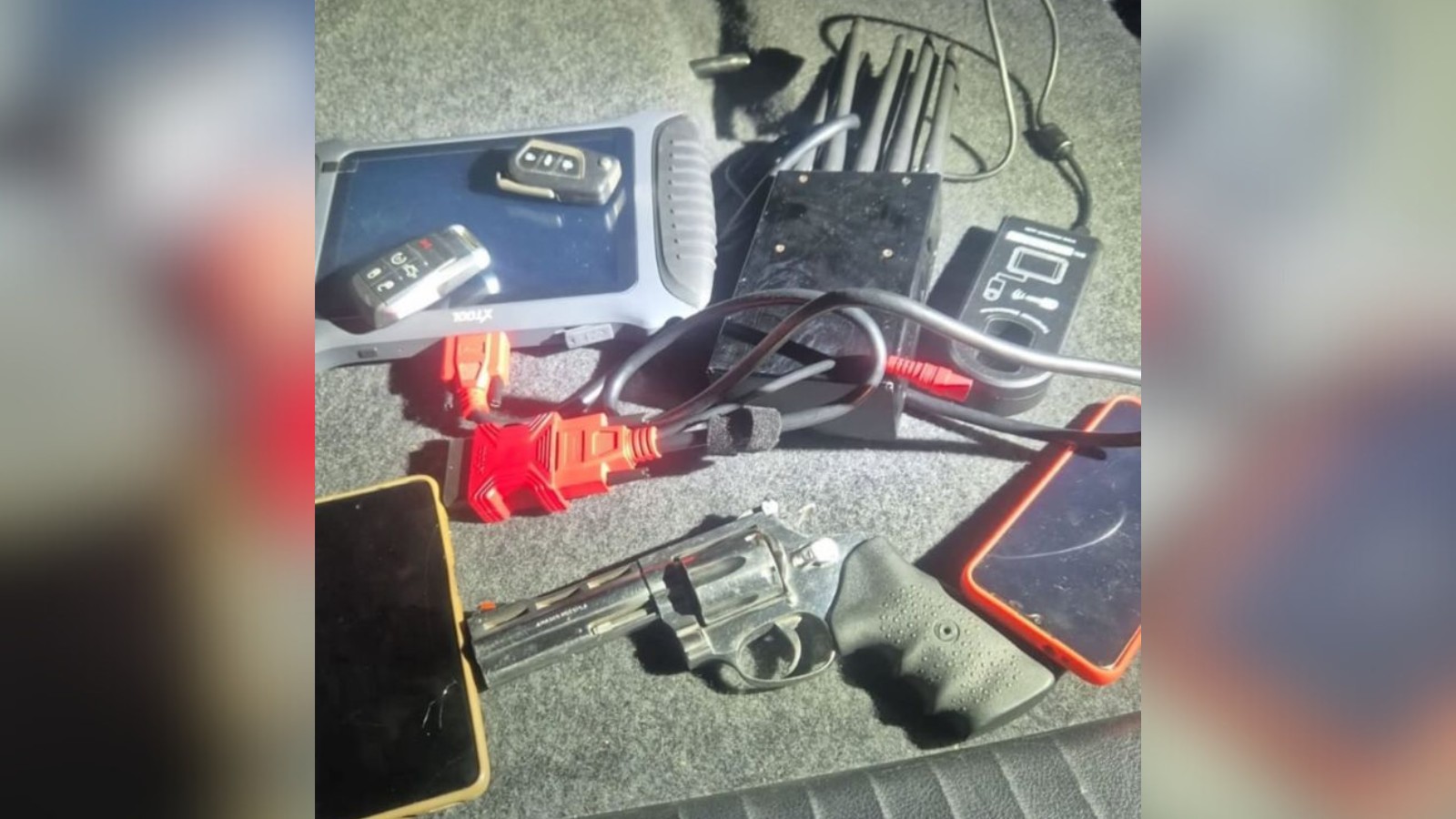Polícia prende dupla após roubar Hilux e encontra equipamentos usados em furtos de veículos