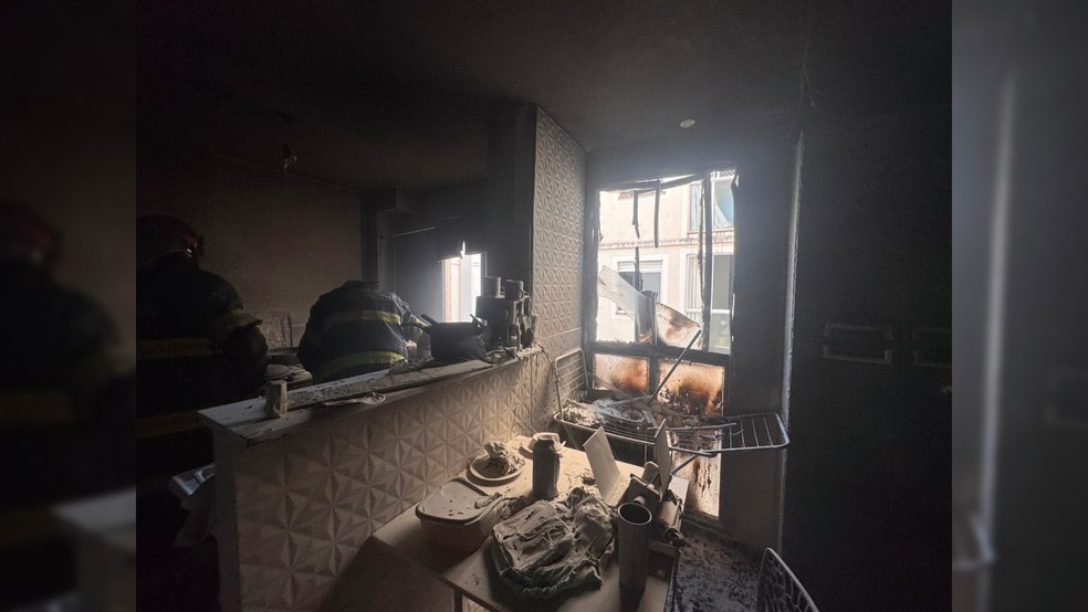 1 de 3
Apartamento na Avenida It&aacute;lia pegou fogo em Botucatu &mdash; Foto: Corpo de Bombeiros
