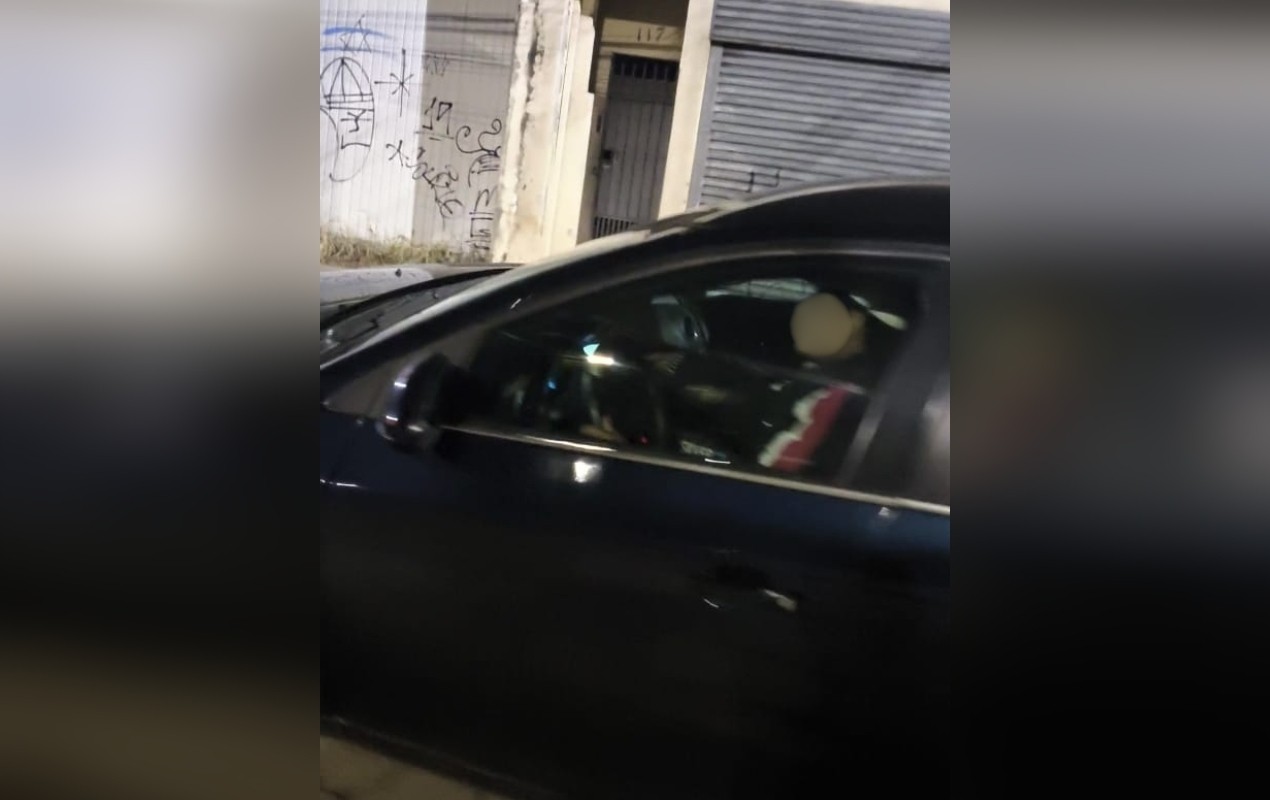 Moradores gravam momento em que criminosos roubam carro de mulher com filho no colo em Tatuí