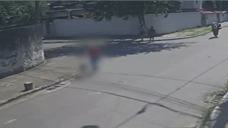 Idosa é atropelada por motoqueiro que empinava moto em Magé; VÍDEO 