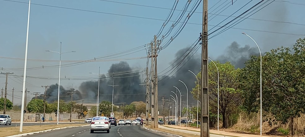 Fumaça se espalhou na cidade após incêndio em pátio de veículos em Palmas — Foto: Fernanda Limeira/Jornal do Tocantins