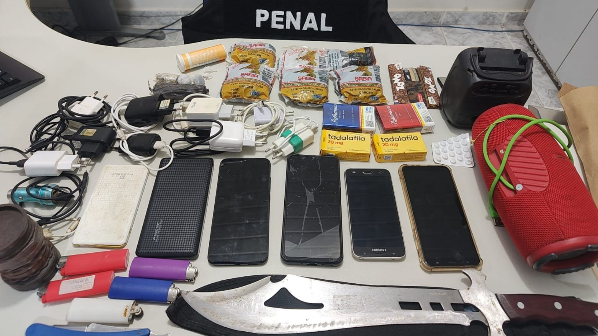 Tadalafila, celulares, faca e caixas de som são apreendidos dentro de ônibus que transportava detentos no ES