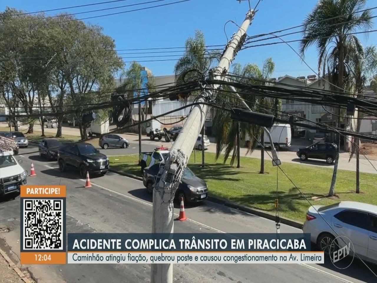 Poste quebra ao meio após ser atingido por veículo na Avenida Limeira em Piracicaba