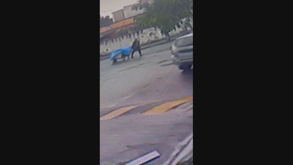 Homem suspeito de cometer feminicídio na Pavuna puxa carrinho onde estaria o corpo da vítima — Foto: Reprodução