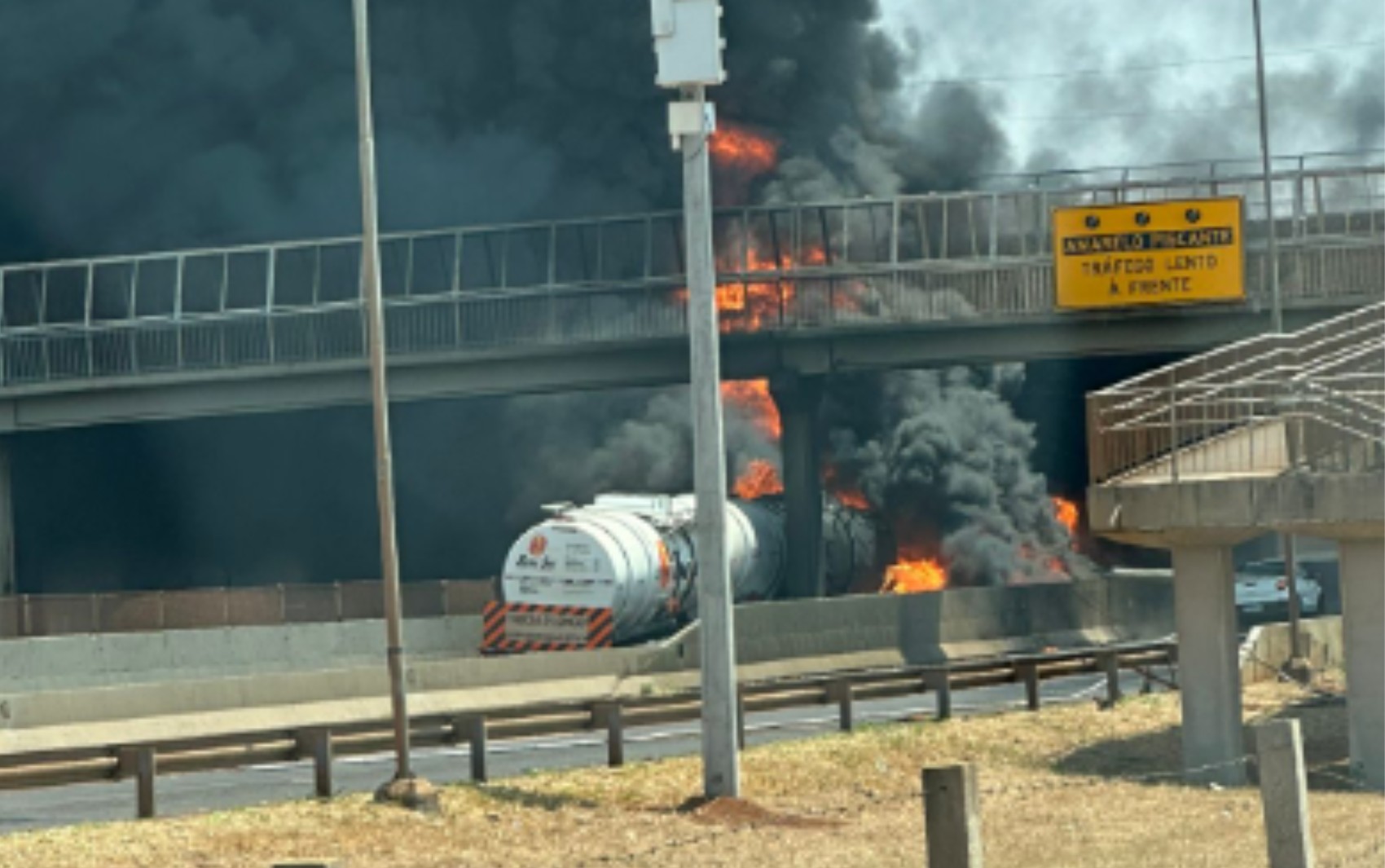 Caminhão de combustível tomba e pega fogo na Rodovia Anhanguera, em Ribeirão Preto, SP