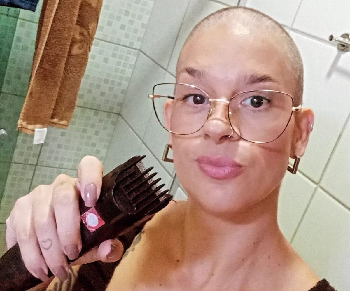 Mulher que perdeu filha no parto durante tratamento contra o câncer de mama faz última quimioterapia: 'Me sinto vitoriosa'
