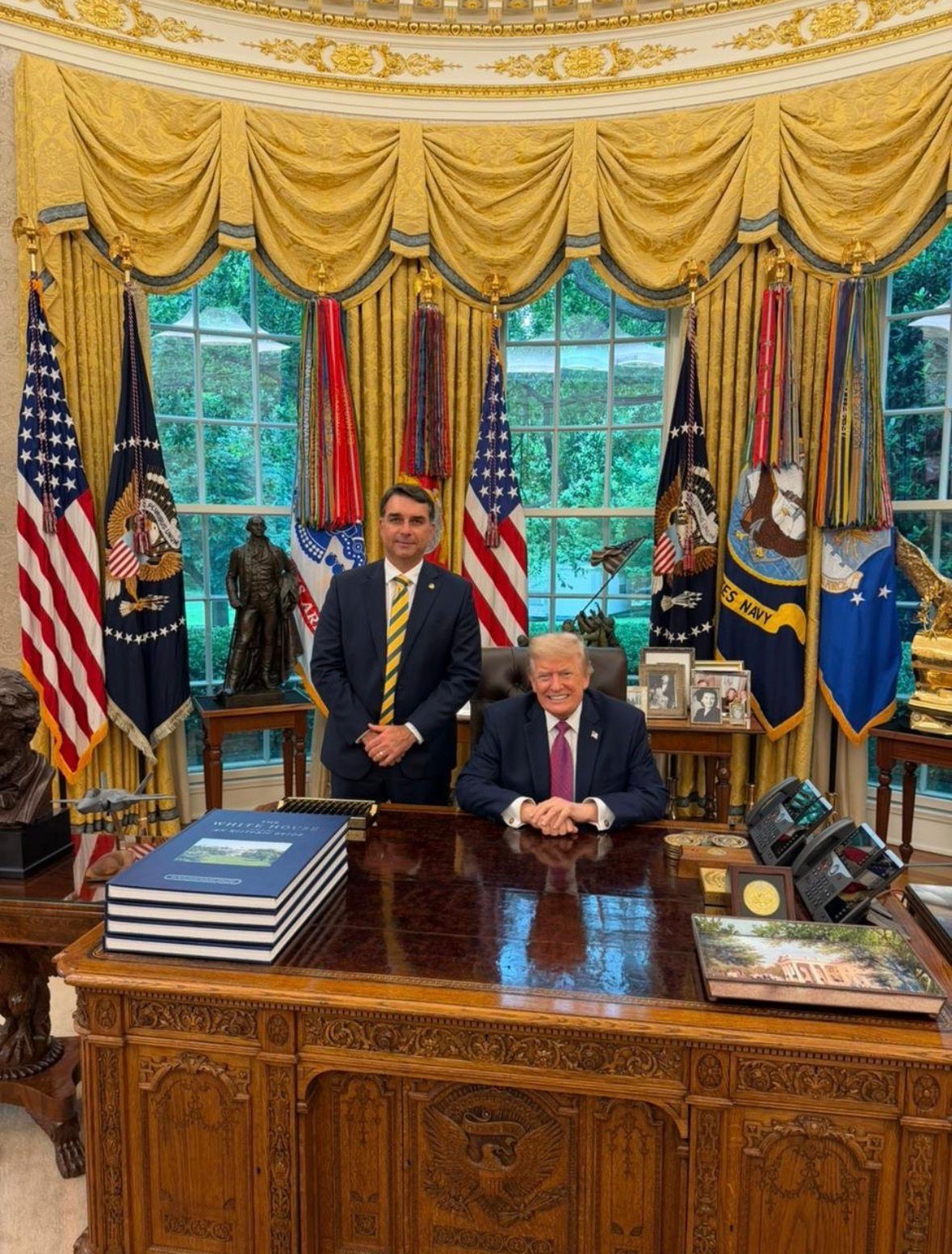 Flávio Bolsonaro se encontra com Trump na Casa Branca