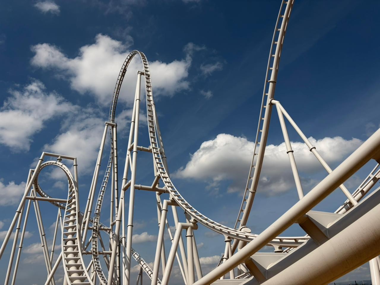 O projeto foi desenvolvido pela Vekoma, empresa responsável por grande parte das montanhas-russas dos parques da Disney