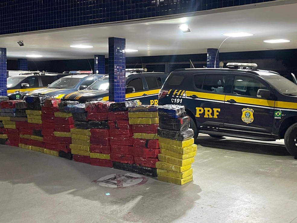 Motorista é preso suspeito de transportar quase duas toneladas de maconha em caminhão na Bahia — Foto: PRF