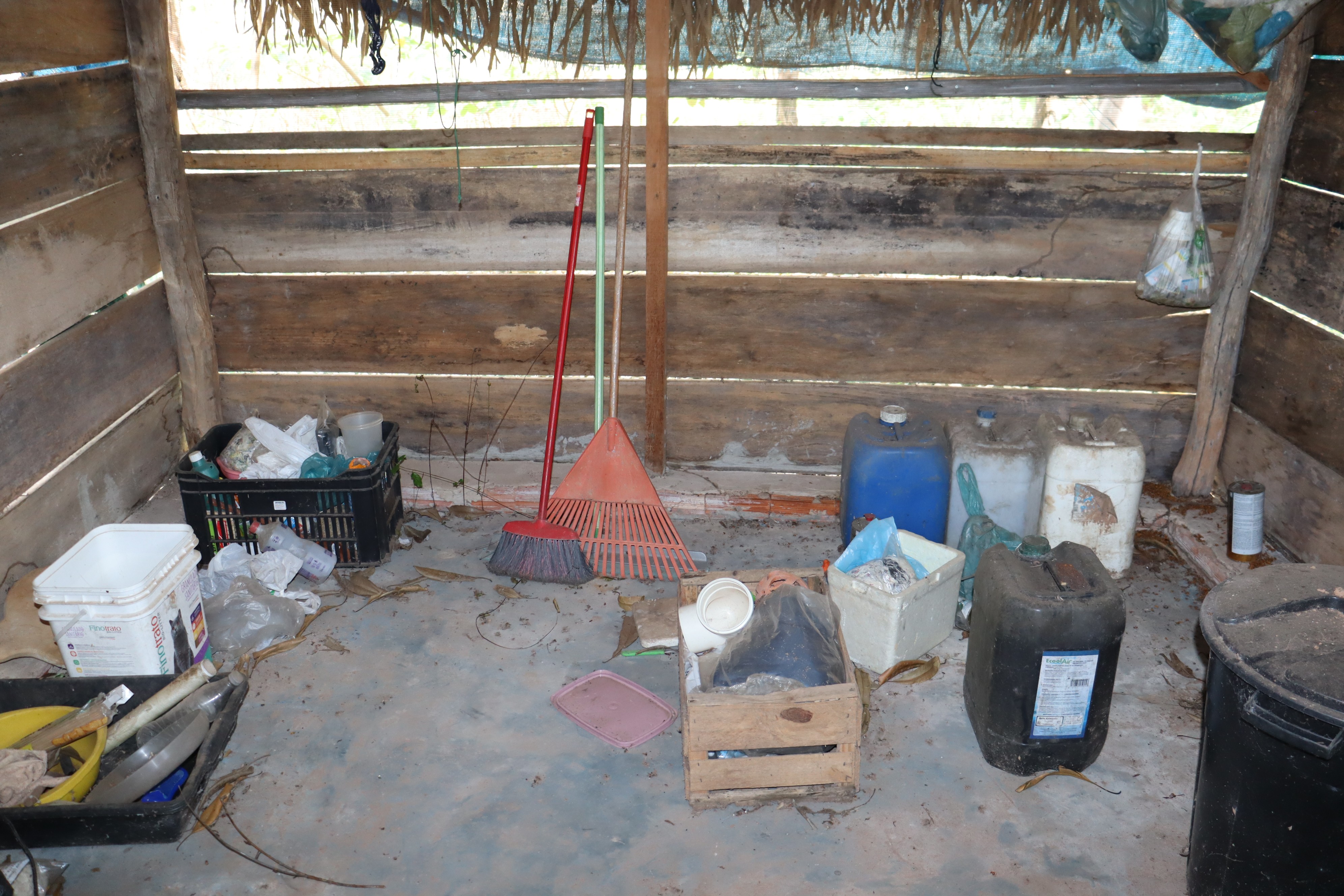 Entulhos e galões de combustíveis encontrados dentro do barraco construído na região — Foto: Prefeitura de Nobres