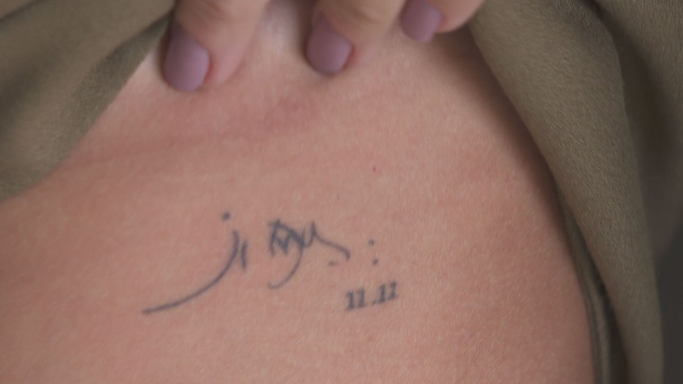 Aline Garcia Souza mostra tatuagem com a assinatura do pai — Foto: Marconi Matos/TV Globo