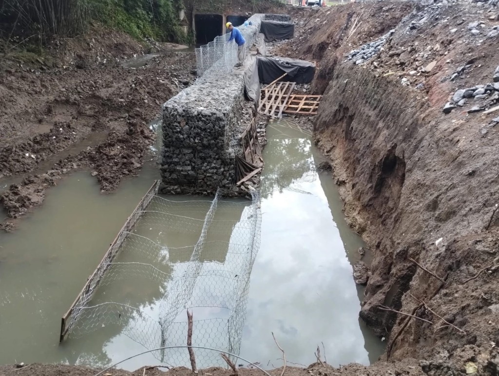 Obras de contenção avançam no córrego do Convento Velho em Taubaté